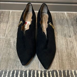 Adrienne Vittadini Black Flats with Pointed Toe and Sleek Design